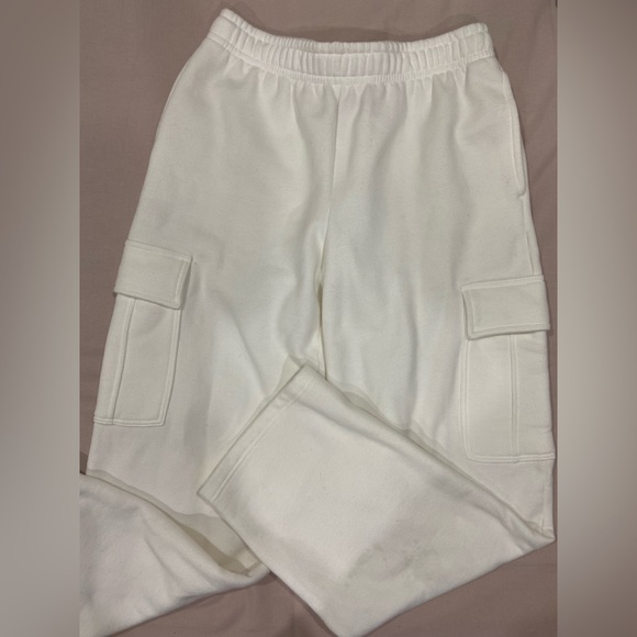 Aritzia TNA Cargo Sweatpants - Picture 2 of 4